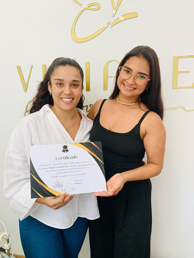 Mulher a receber massagem na cabeça no spa